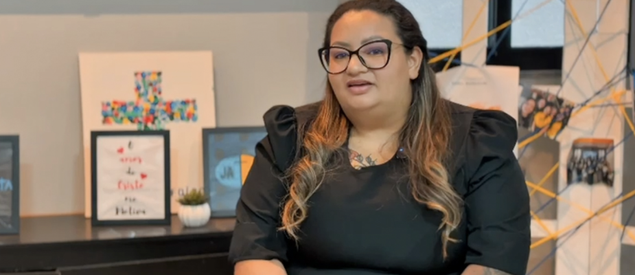 Después de enfrentar dificultades, mujer recupera la fe y vuelve a la iglesia